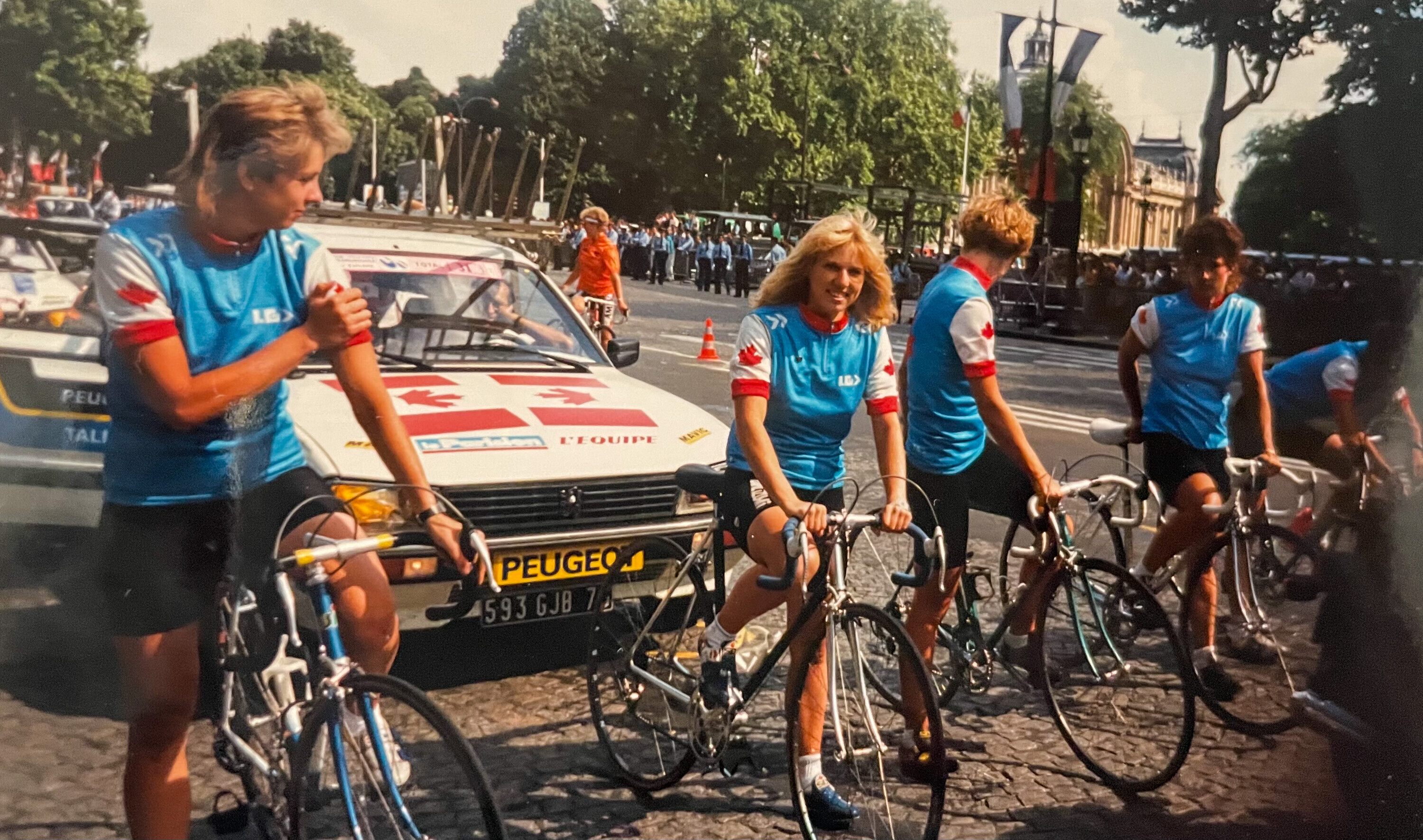 Members of the Canadian team preparing for a stage of the Tour de France F&eacute;minin.